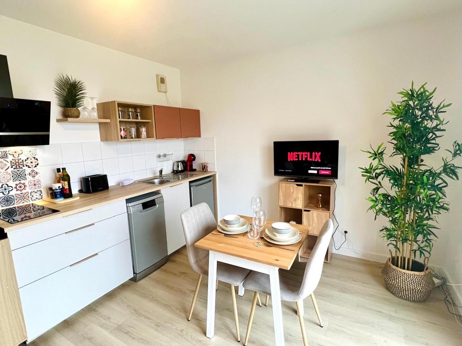 Le Courvoisy, Studio Avec Piscine, Pres Groupama Stadium Et Salle Arena Meyzieu Exteriér fotografie